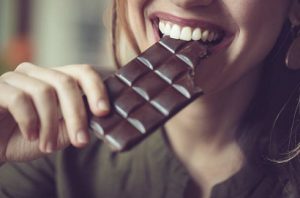 γυναίκα που τρώει σοκολάτα